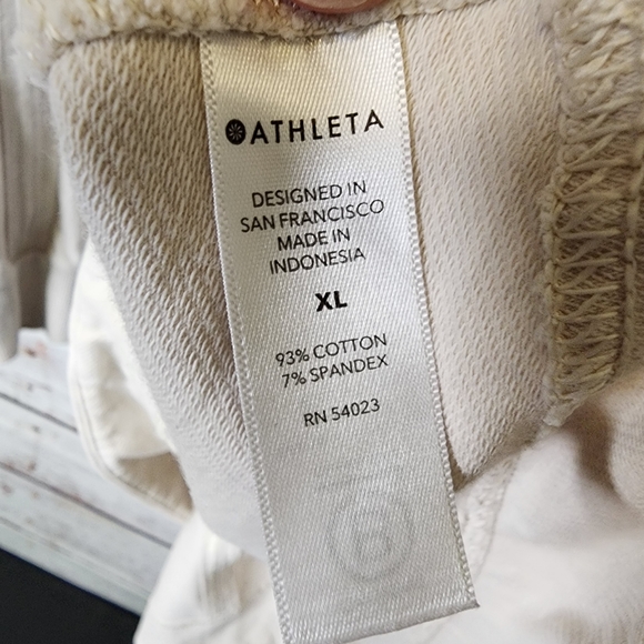 Athleta Cream Color Crewneck Athletic Hi-Low Hem Sweatshirt...size XL - Picture 6 of 9